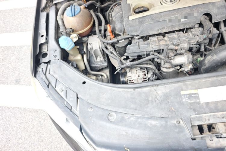 Used Volkswagen Magotan 2013 1.8TSI Luxury Model Engine Bay Right