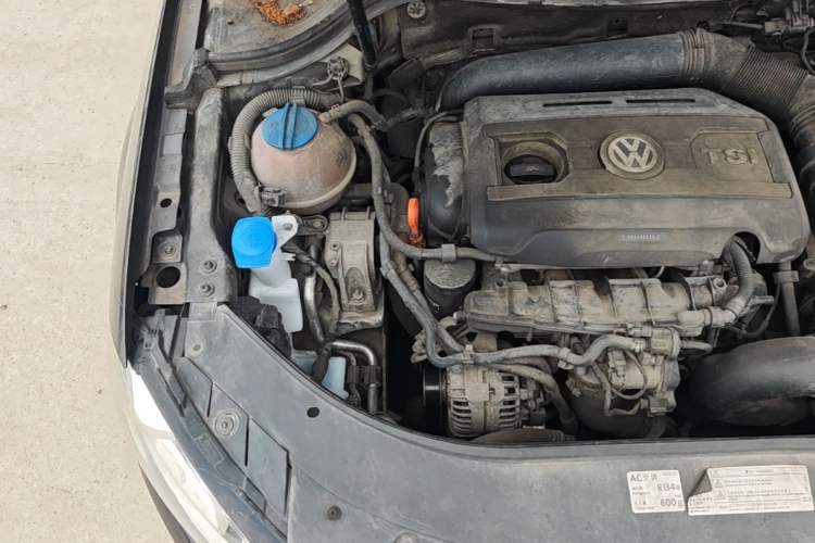 Used Volkswagen Magotan 2013 1.8TSI Premier Model Engine Bay Right
