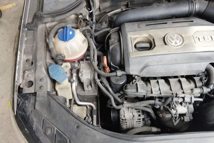 Used Volkswagen Magotan 2013 1.8TSI Premier Model Engine Bay Right