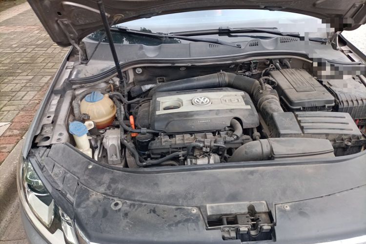 Used Volkswagen Magotan 2013 1.8TSI Luxury Model Engine Bay Right