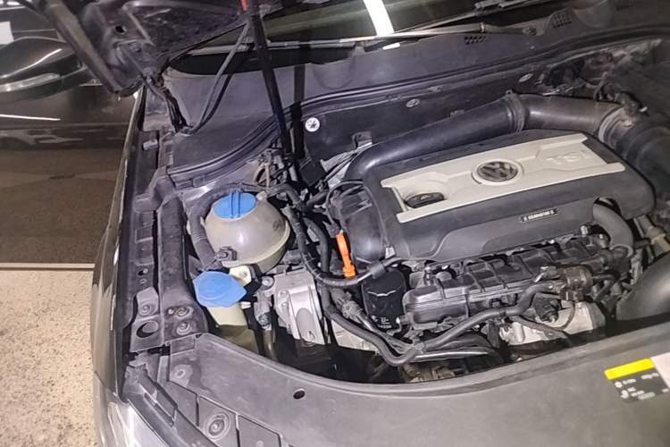 Used Volkswagen Magotan 2013 1.8TSI Luxury Model Engine Bay Right