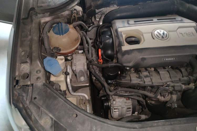 Used Volkswagen Magotan 2013 1.8TSI Luxury Model Engine Bay Right