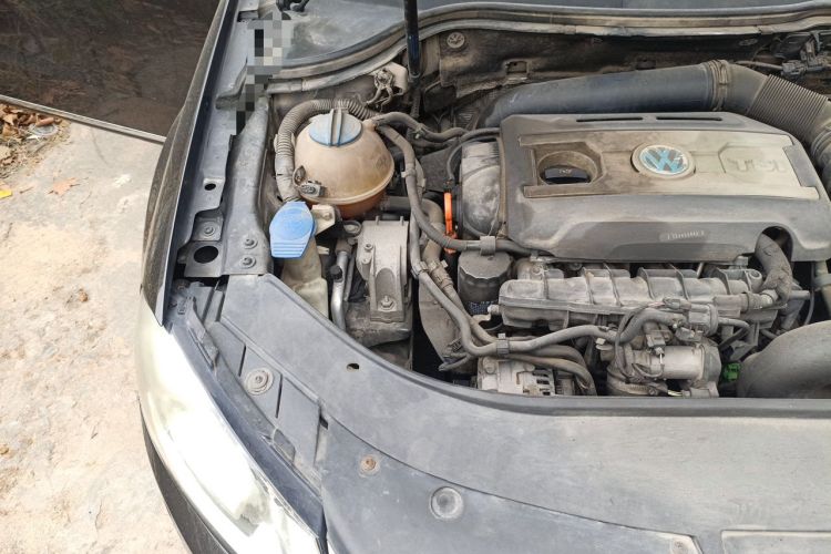 Used Volkswagen Magotan 2013 1.8TSI Prestige Model Engine Bay Right
