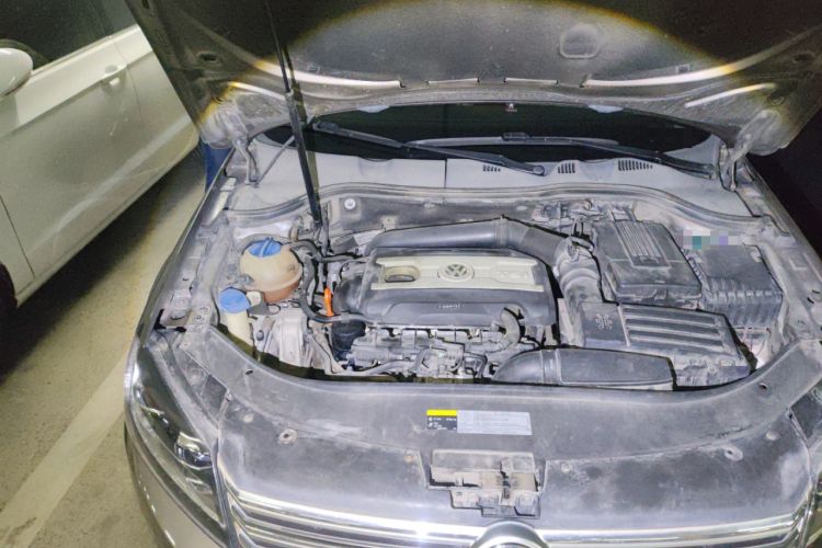 Used Volkswagen Magotan 2013 1.8TSI Premier Model Engine Bay Right