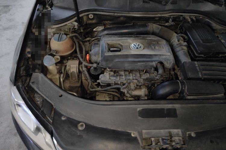Used Volkswagen Magotan 2013 1.8TSI Luxury Model Engine Bay Right