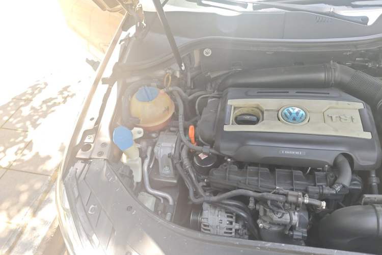 Used Volkswagen Magotan 2013 1.8TSI Luxury Model Engine Bay Right