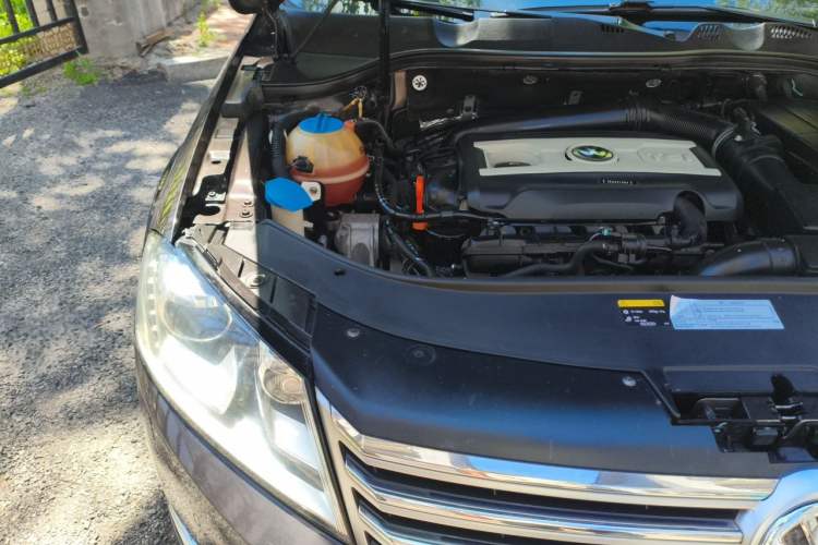 Used Volkswagen Magotan 2013 1.8TSI Luxury Model Engine Bay Right