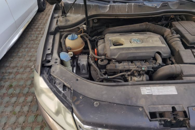 Used Volkswagen Magotan 2013 1.8TSI Luxury Model Engine Bay Right