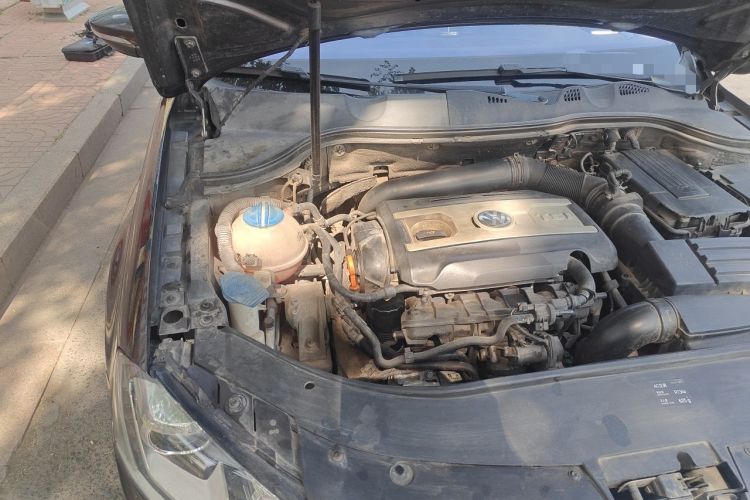 Used Volkswagen Magotan 2013 1.8TSI Luxury Model Engine Bay Right