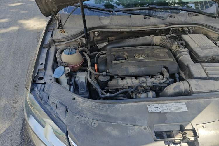Used Volkswagen Magotan 2013 1.8TSI Premier Model Engine Bay Right