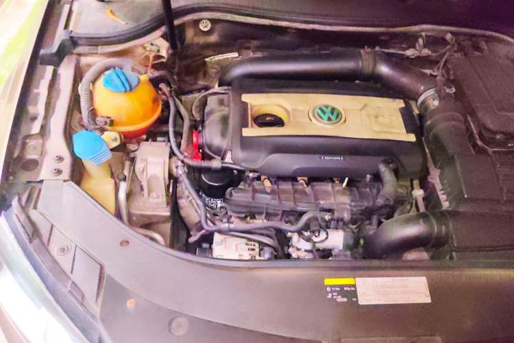 Used Volkswagen Magotan 2013 1.8TSI Premier Model Engine Bay Right