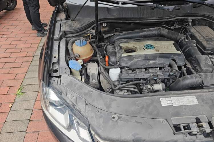 Used Volkswagen Magotan 2013 1.8TSI Luxury Model Engine Bay Right