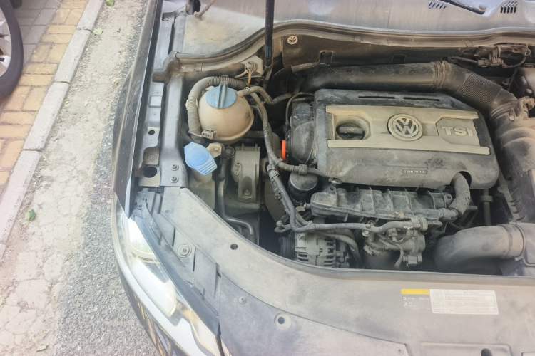 Used Volkswagen Magotan 2013 2.0 TSI Prestige Model Engine Bay Right