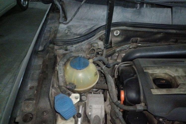 Used Volkswagen Magotan 2013 1.8TSI Prestige Model Engine Bay Right