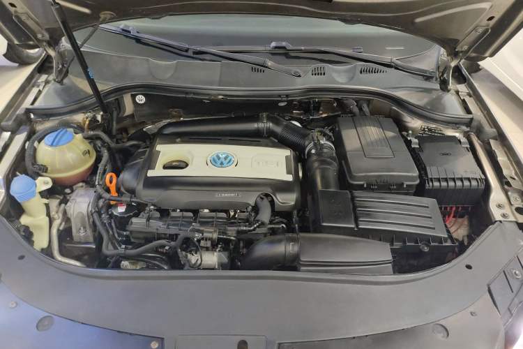 Used Volkswagen Magotan 2013 1.8TSI Luxury Model Engine Bay