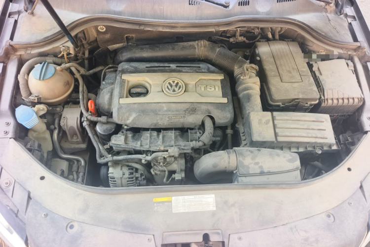 Used Volkswagen Magotan 2013 2.0 TSI Prestige Model Engine Bay
