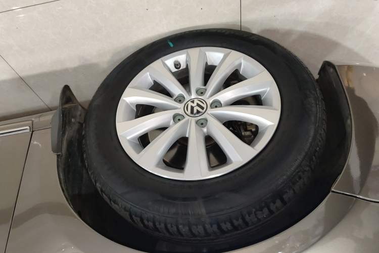 Used Volkswagen Magotan 2013 1.8TSI Luxury Model Left Front Wheel Hub