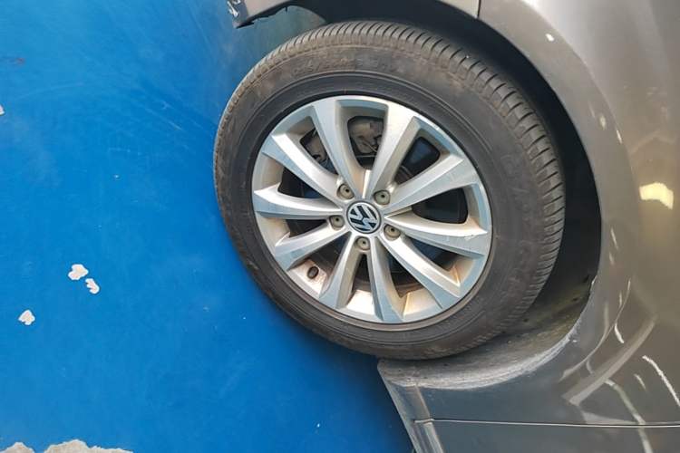 Used Volkswagen Magotan 2013 1.8TSI Premier Model Left Front Wheel Hub