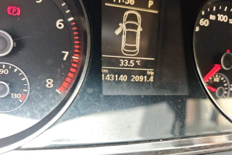 Used Volkswagen Magotan 2013 1.8TSI Luxury Model Odometer Close Up