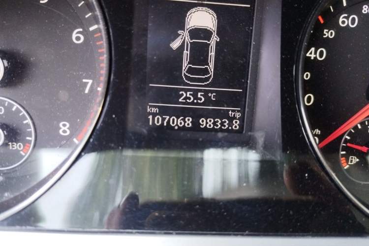 Used Volkswagen Magotan 2013 1.8TSI Premier Model Odometer Close Up