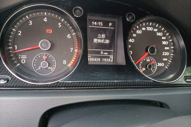 Used Volkswagen Magotan 2013 1.8TSI Luxury Model Odometer Close Up