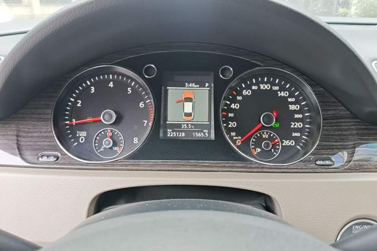 Used Volkswagen Magotan 2013 2.0 TSI Ultimate Model Odometer Close Up