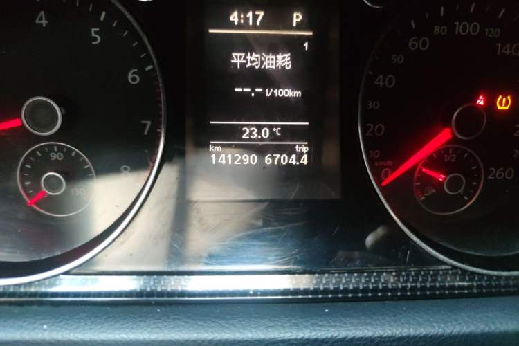Used Volkswagen Magotan 2013 1.8TSI Luxury Model Odometer Close Up