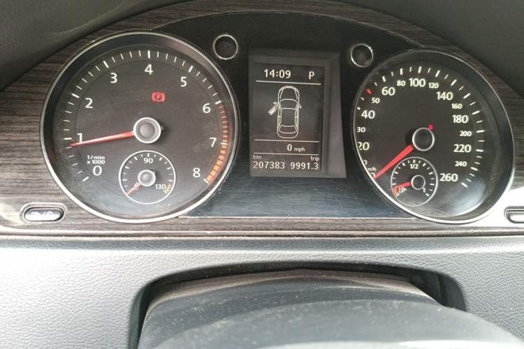 Used Volkswagen Magotan 2013 1.8TSI Prestige Model Odometer Close Up