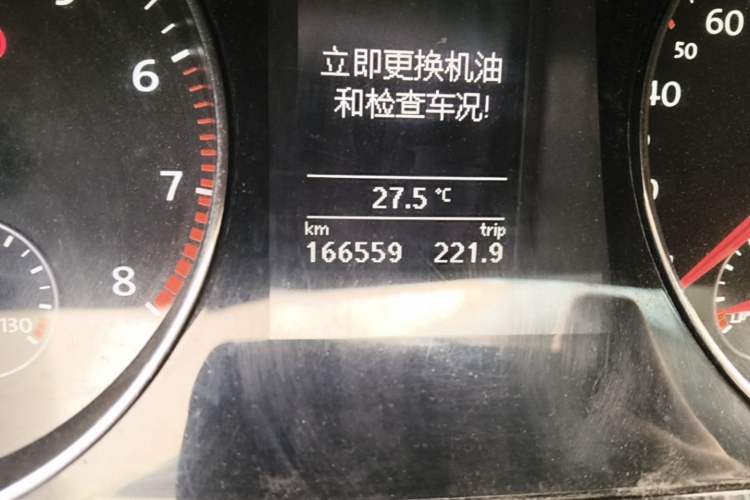 Used Volkswagen Magotan 2013 1.8TSI Luxury Model Odometer Close Up