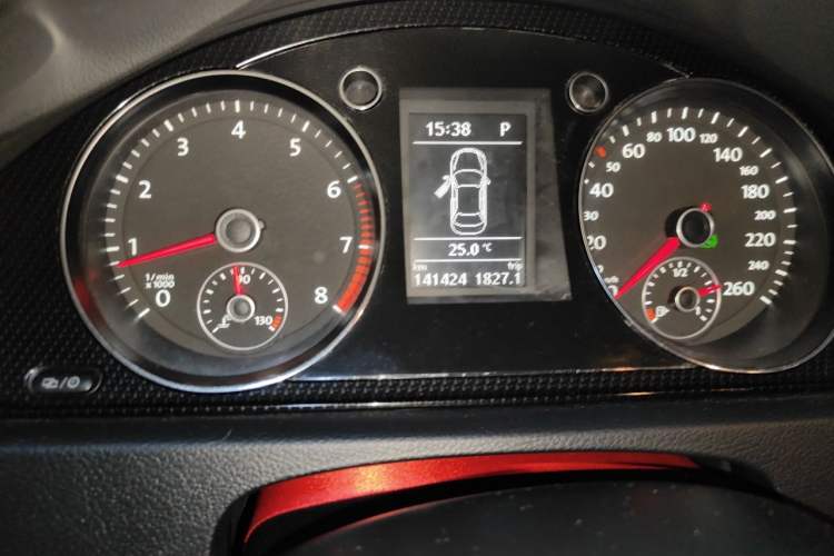 Used Volkswagen Magotan 2013 1.8TSI Luxury Model Odometer Close Up