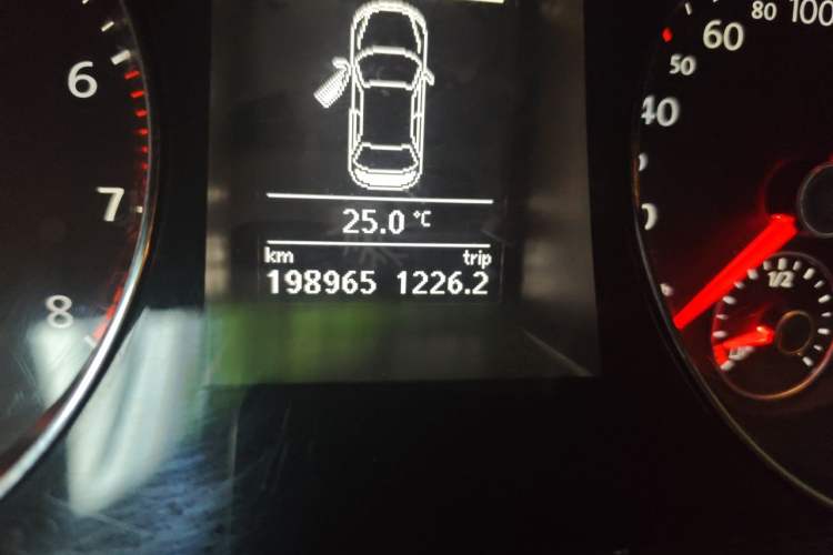 Used Volkswagen Magotan 2013 1.8TSI Premier Model Odometer Close Up