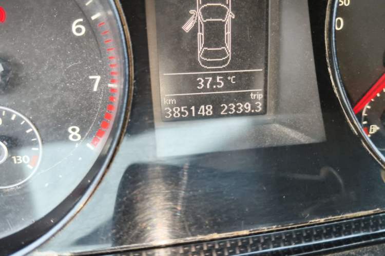 Used Volkswagen Magotan 2013 1.8TSI Luxury Model Odometer Close Up