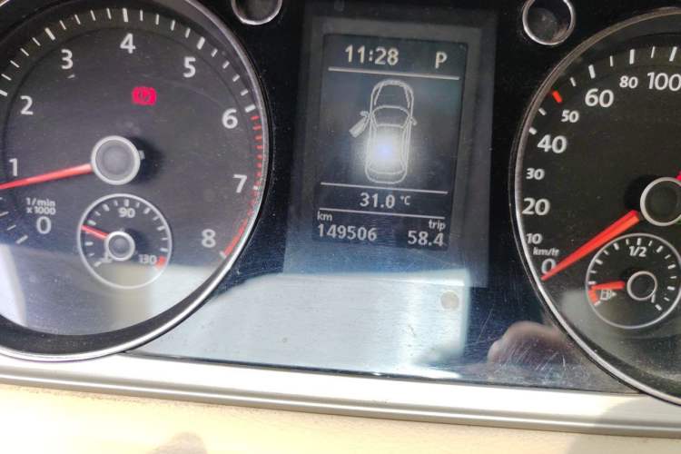 Used Volkswagen Magotan 2013 1.8TSI Premier Model Odometer Close Up