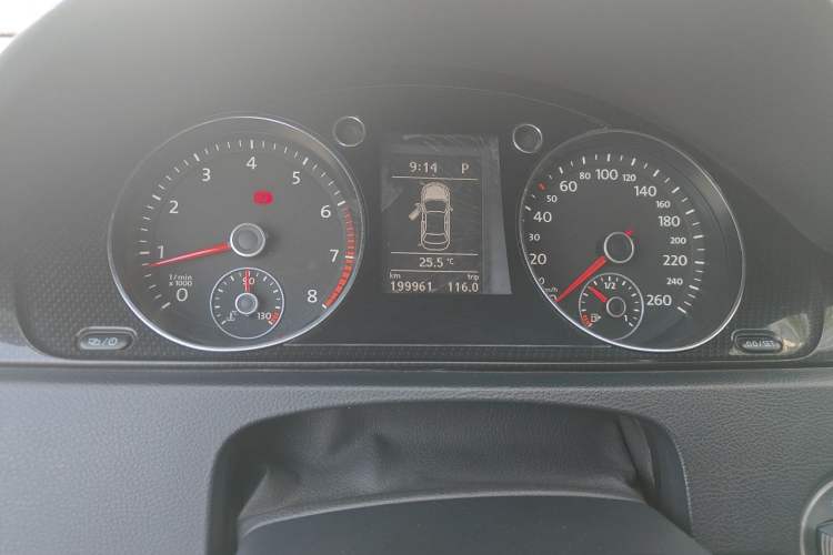 Used Volkswagen Magotan 2013 1.8TSI Luxury Model Odometer Close Up