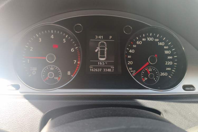 Used Volkswagen Magotan 2013 1.8TSI Premier Model Odometer Close Up