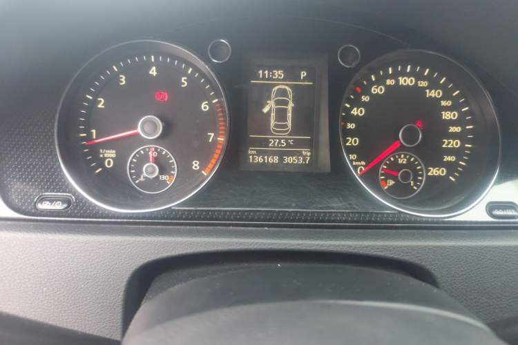 Used Volkswagen Magotan 2013 1.8TSI Luxury Model Odometer Close Up