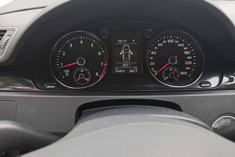 Used Volkswagen Magotan 2013 1.8TSI Luxury Model Odometer Close Up