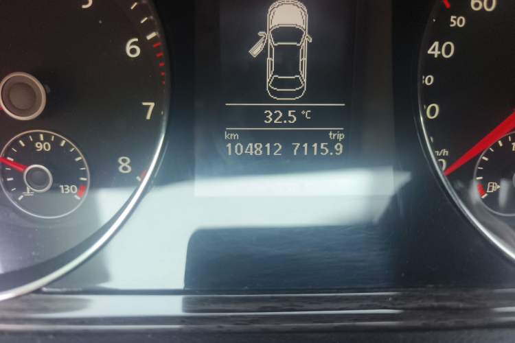 Used Volkswagen Magotan 2013 2.0 TSI Prestige Model Odometer Close Up