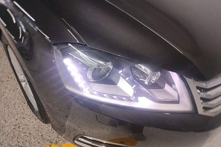 Used Volkswagen Magotan 2013 1.8TSI Luxury Model Right Front Headlight