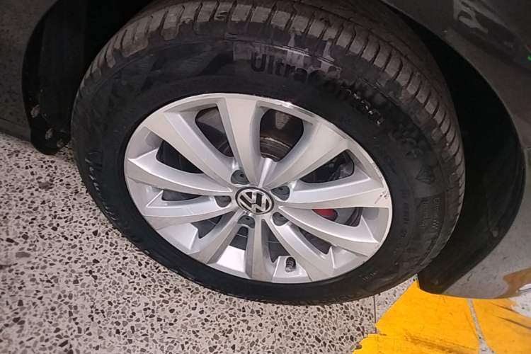 Used Volkswagen Magotan 2013 1.8TSI Luxury Model Right Front Wheel Hub