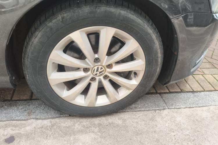 Used Volkswagen Magotan 2013 1.8TSI Premier Model Right Front Wheel Hub