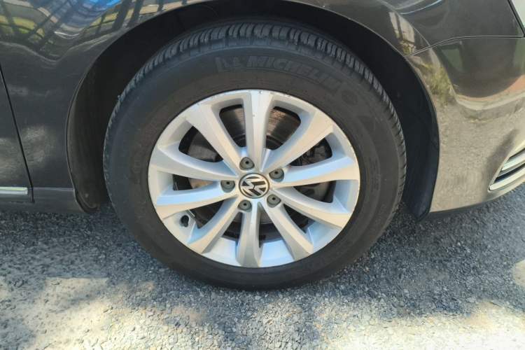 Used Volkswagen Magotan 2013 1.8TSI Luxury Model Right Front Wheel Hub