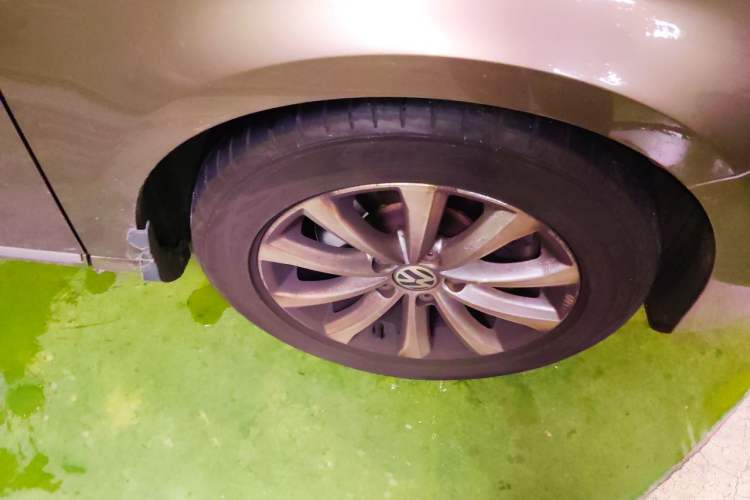 Used Volkswagen Magotan 2013 1.8TSI Premier Model Right Front Wheel Hub