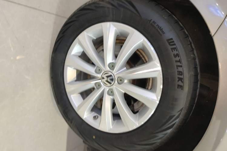 Used Volkswagen Magotan 2013 1.8TSI Luxury Model Right Rear Wheel Hub