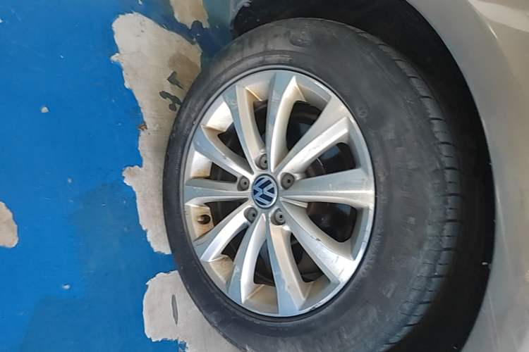 Used Volkswagen Magotan 2013 1.8TSI Premier Model Right Rear Wheel Hub