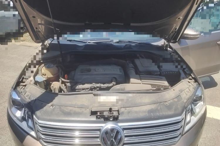 Used Volkswagen Magotan 2013 2.0 TSI Prestige Model Engine Bay