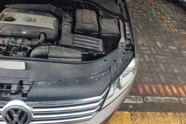 Used Volkswagen Magotan 2013 1.8TSI Prestige Model Engine Bay Left