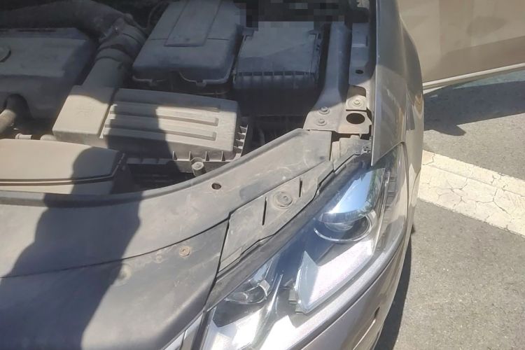 Used Volkswagen Magotan 2013 2.0 TSI Prestige Model Engine Bay Left