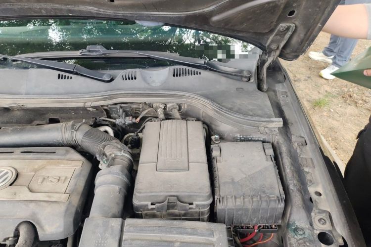 Used Volkswagen Magotan 2013 1.8TSI Luxury Model Engine Bay Left
