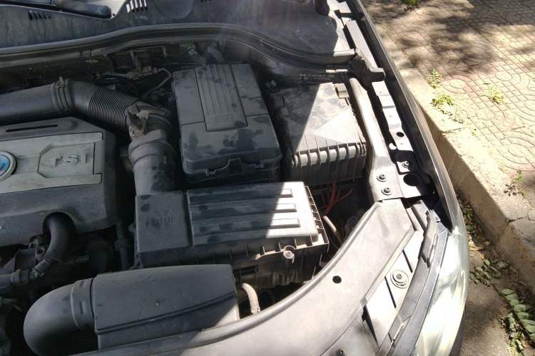 Used Volkswagen Magotan 2013 1.8TSI Luxury Model Engine Bay Left